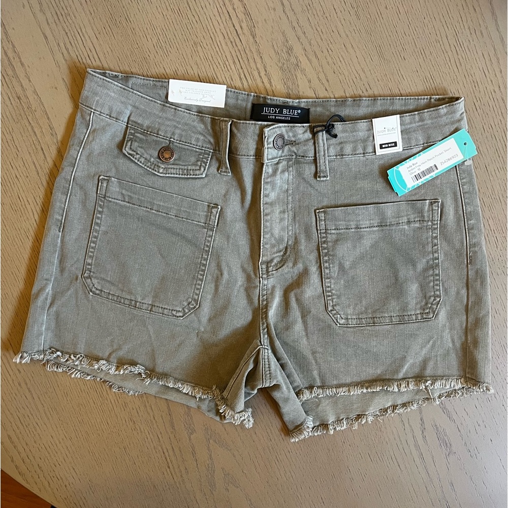 NWT Judy Blue Mid-rise Arden Fray Hem Patch Pocket Short in Olive - Size 31 / 12